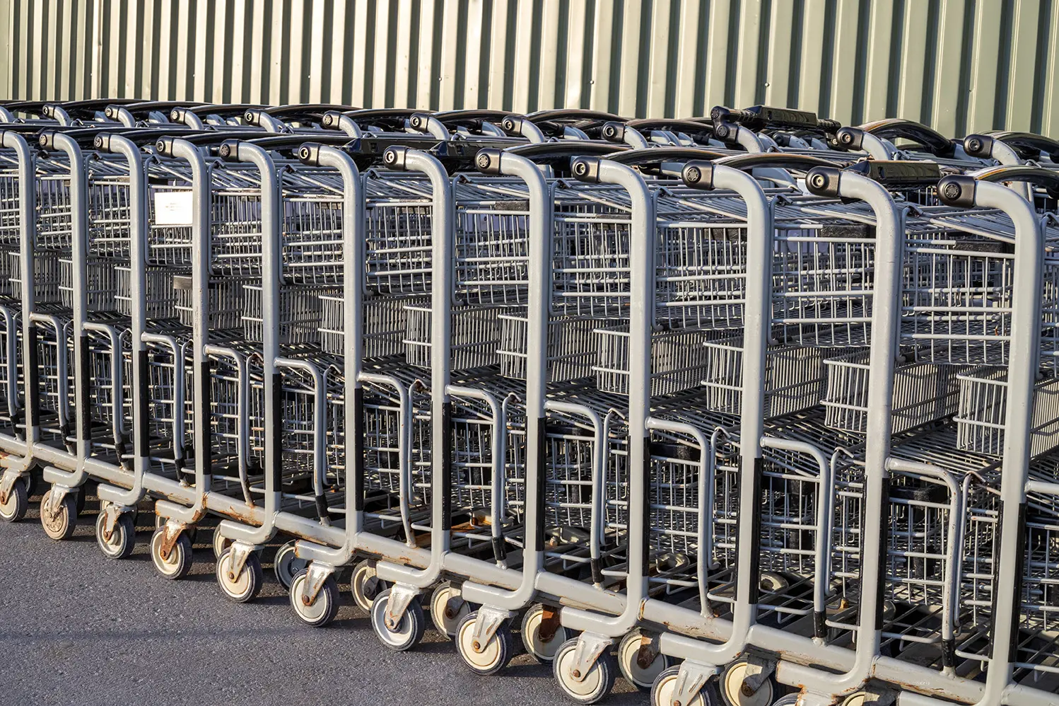 Carrinhos de compras em fila do lado de fora de uma loja