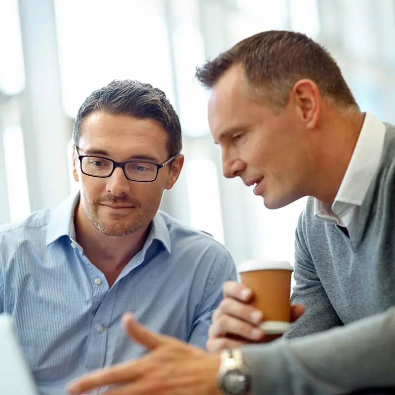 Consultor discutindo com o cliente seu plano de negócios.