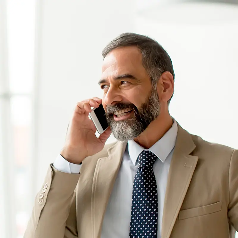 Empresário de meia-idade usando telefone celular