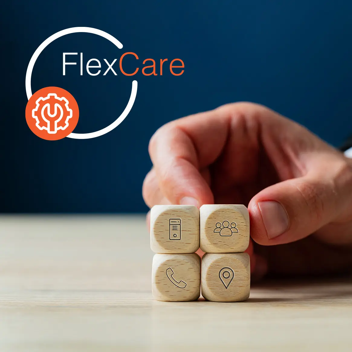 Mão organizando cubos de madeira com ícones de suporte técnico, servidores, localização e atendimento, ao lado do logotipo do FlexCare.